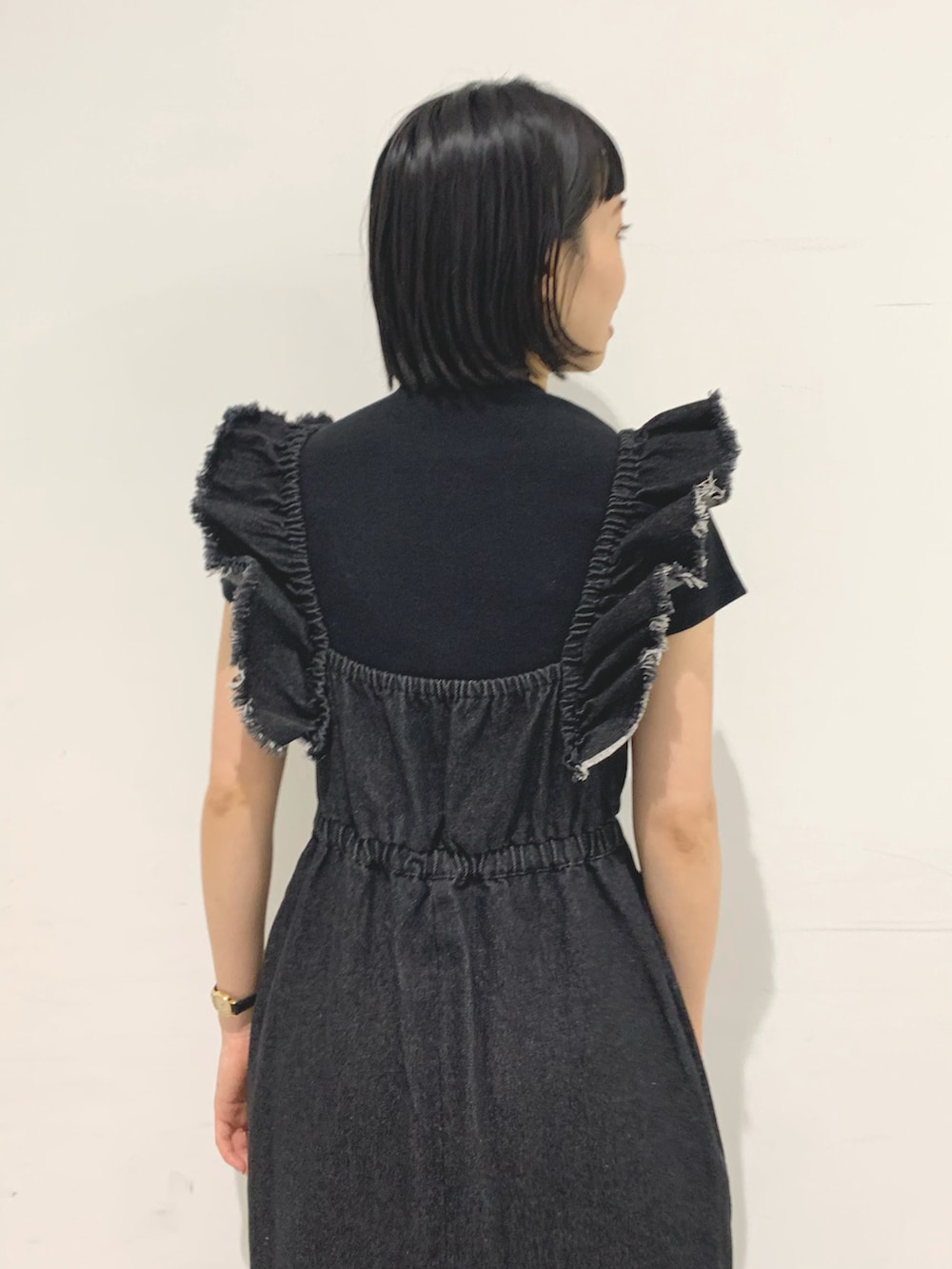 ブラック系のワンピースを着用したレディースの秋コーディネートの4枚目の写真