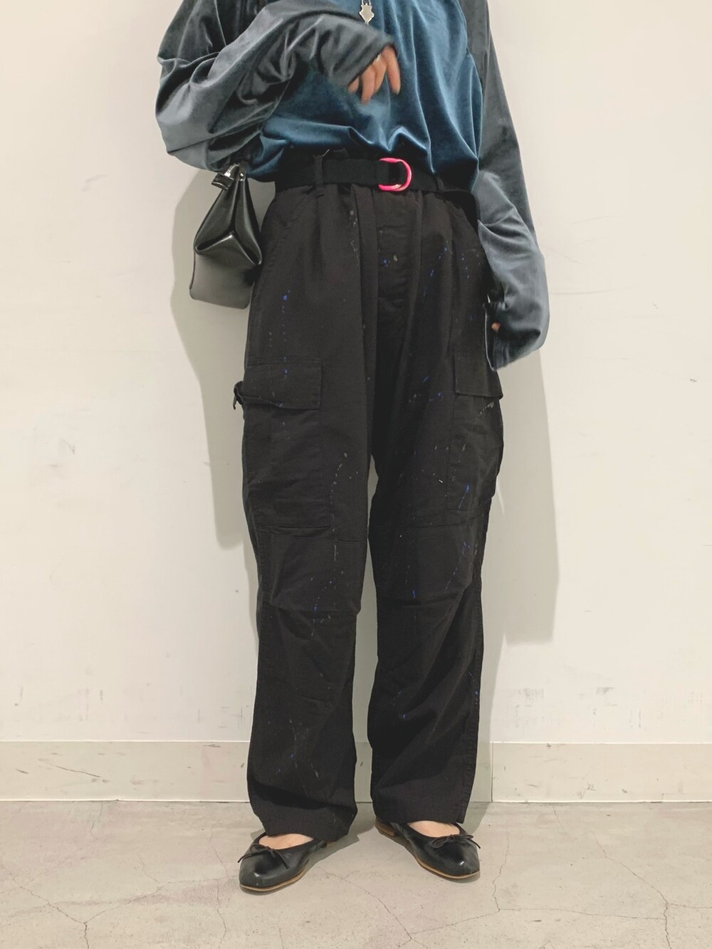 ブルー系のTシャツ/カットソー、ブラック系のその他パンツ、ブラック系のショルダーバッグを着用したレディースの秋コーディネートの3枚目の写真