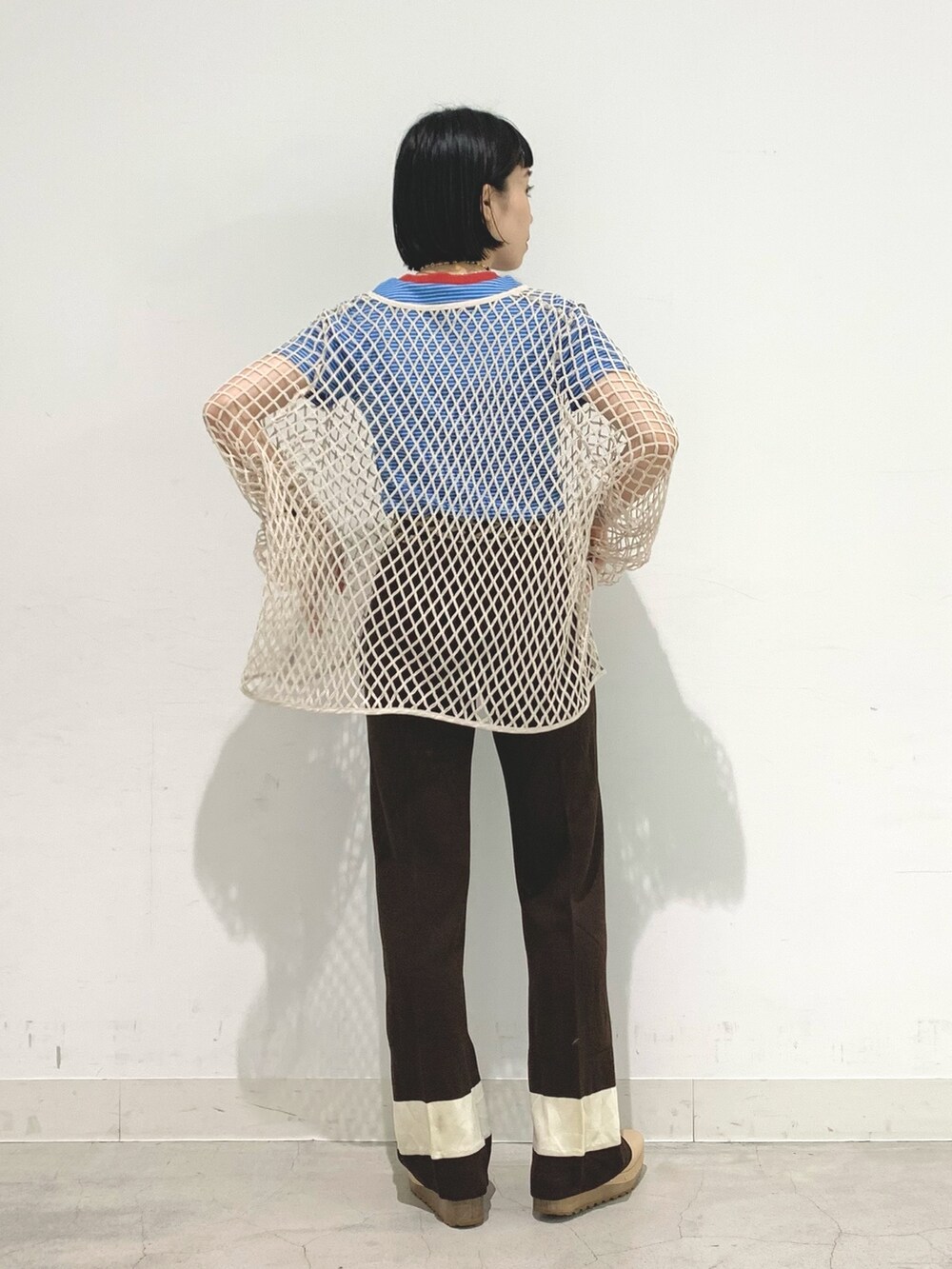 ホワイト系のTシャツ/カットソー、ブルー系のワンピースを着用したレディースの夏コーディネートの2枚目の写真