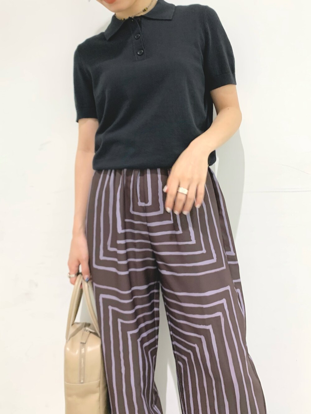 ブラウン系のその他パンツを着用したレディースの夏コーディネートの2枚目の写真