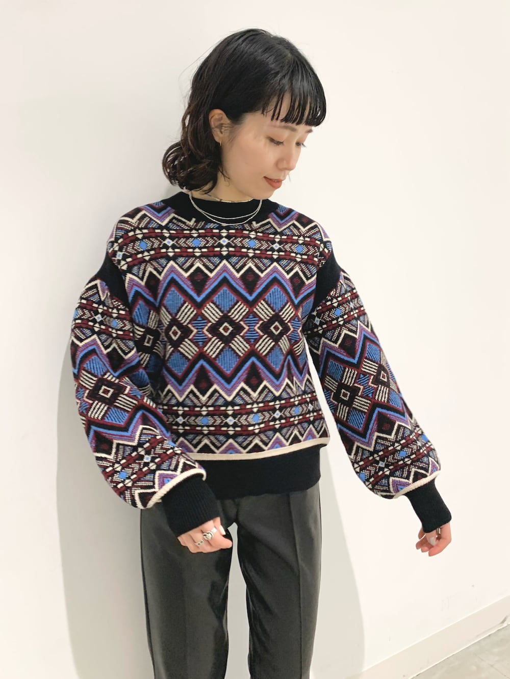 ブラック系のニット/セーター、ブラック系のその他シューズ、ブラック系のその他パンツを着用したレディースの秋コーディネートの4枚目の写真