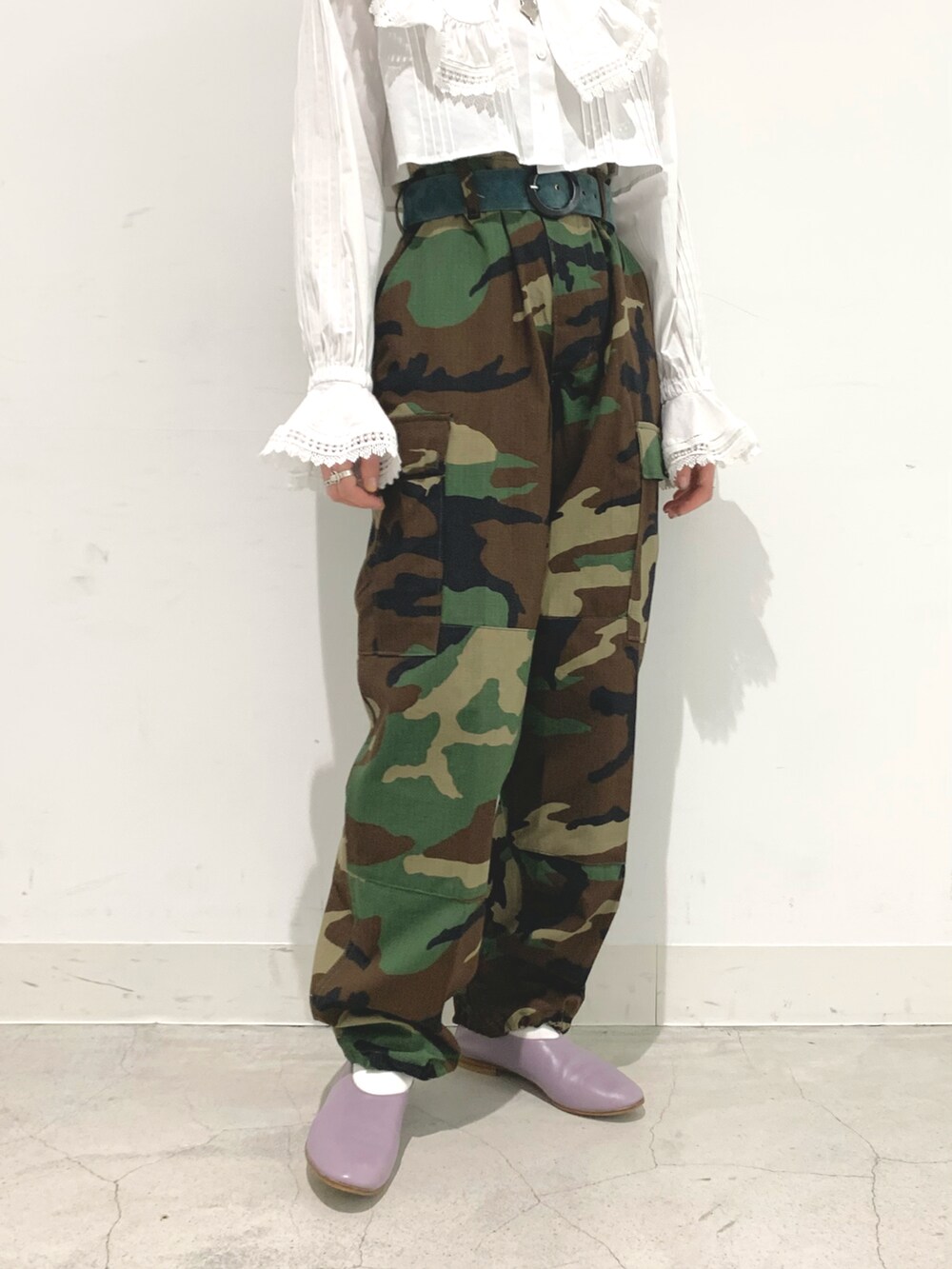 ホワイト系のシャツ/ブラウス、その他のカーゴパンツを着用したレディースの春コーディネートの4枚目の写真