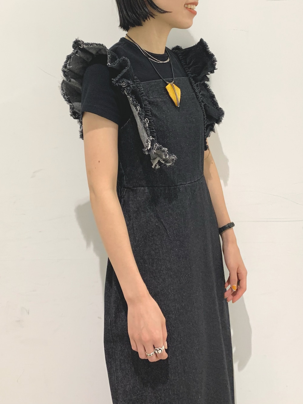 ブラック系のワンピースを着用したレディースの秋コーディネートの3枚目の写真