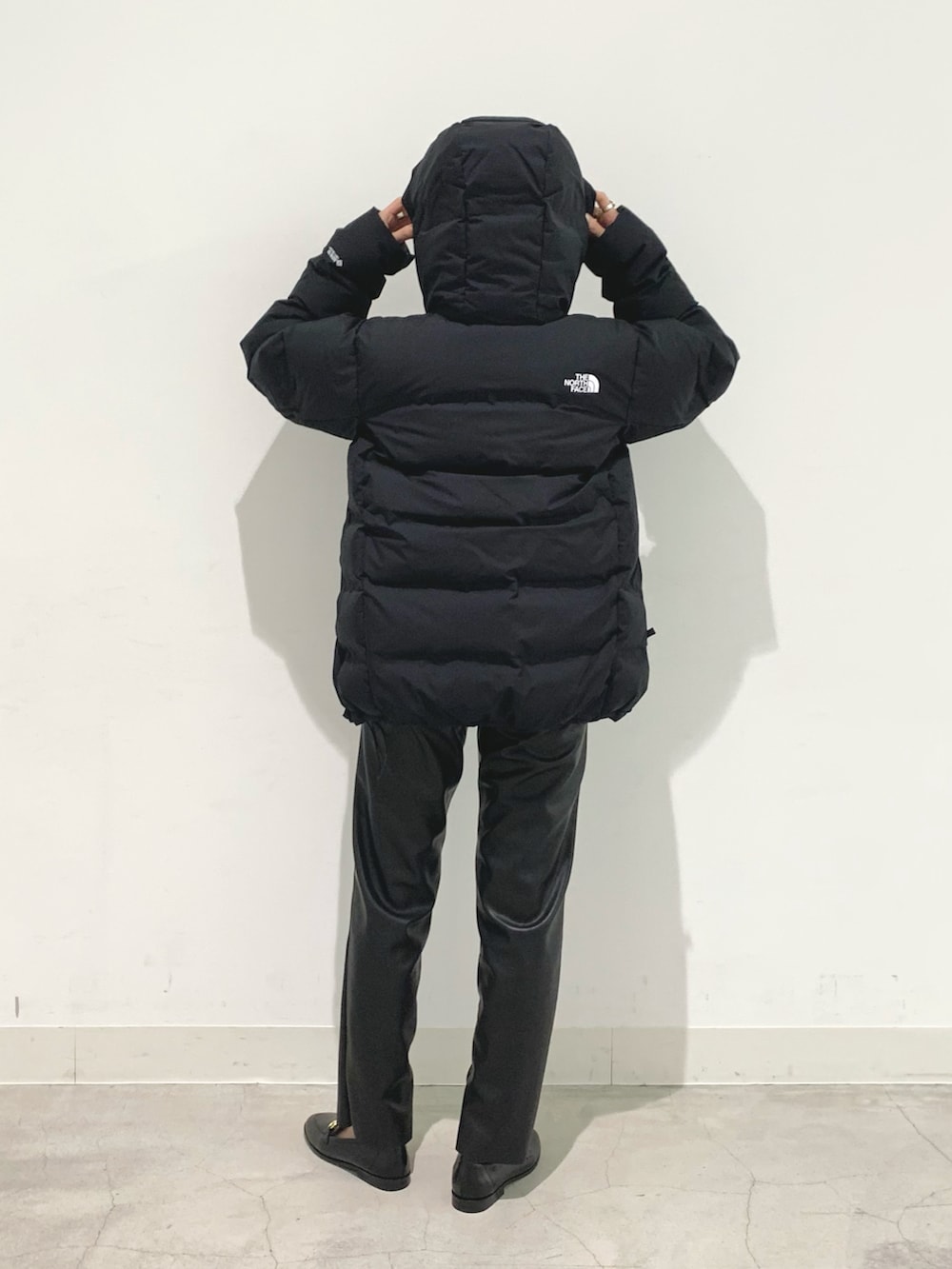 ブラック系のニット/セーター、ブラック系のその他シューズ、ブラック系のその他パンツを着用したレディースの秋コーディネートの2枚目の写真
