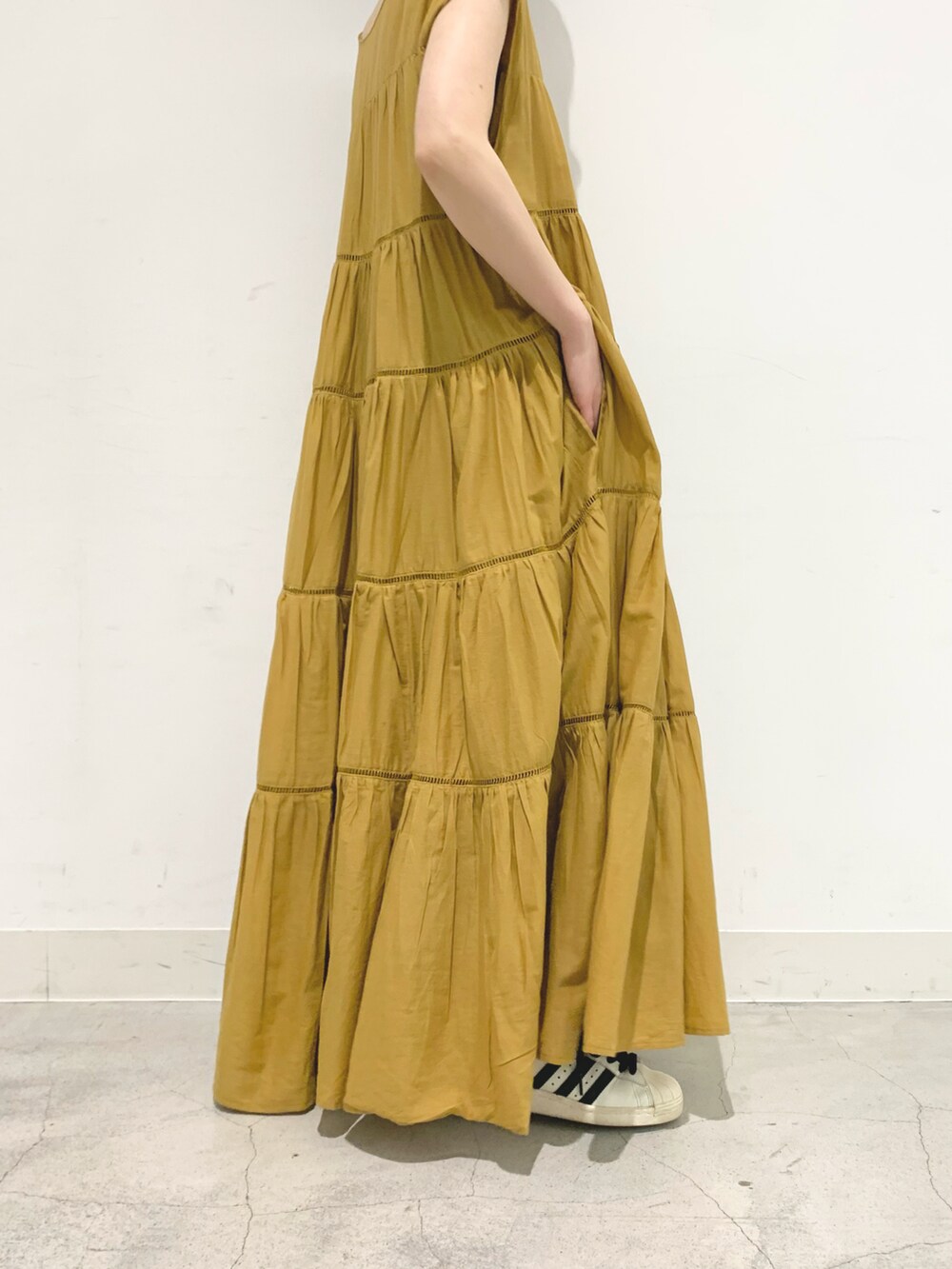 ベージュ系のワンピース、ブラック系のシャツ/ブラウスを着用したレディースの春コーディネートの5枚目の写真