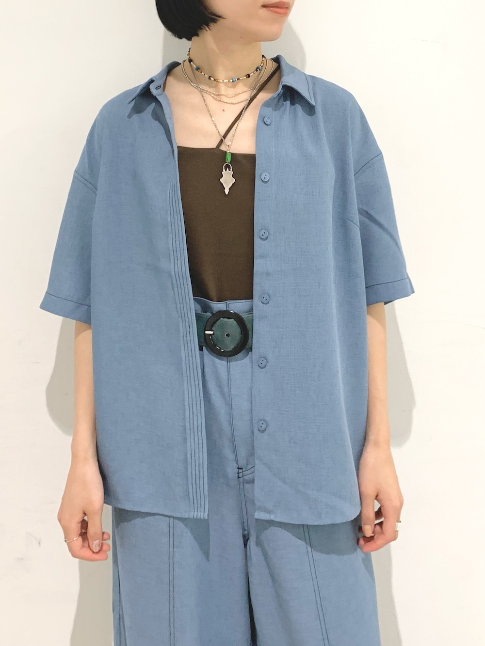 ブルー系のシャツ/ブラウス、ブルー系のその他パンツ、ブラック系のサンダルを着用したレディースの夏コーディネートの3枚目の写真