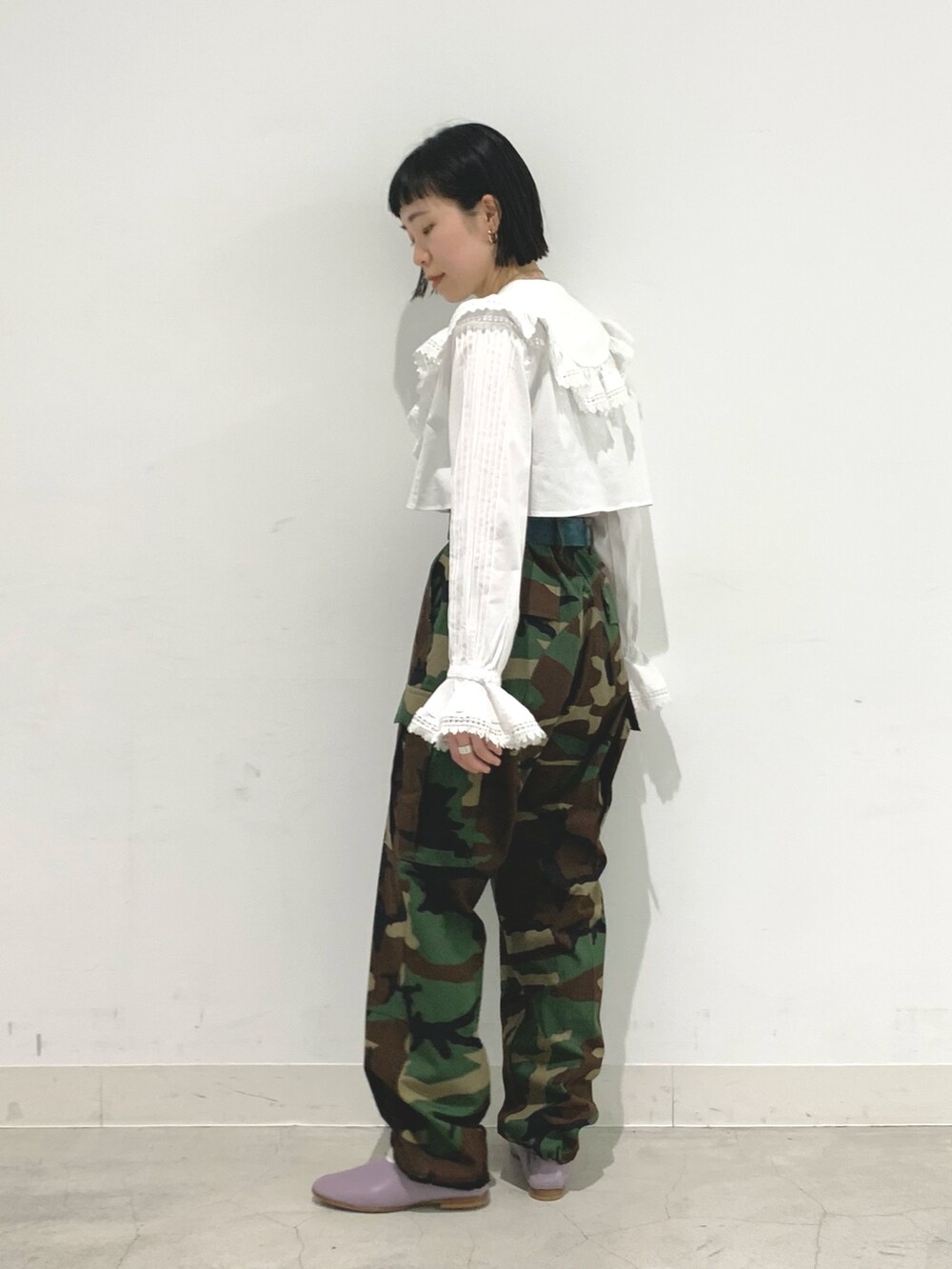 ホワイト系のシャツ/ブラウス、その他のカーゴパンツを着用したレディースの春コーディネートの2枚目の写真