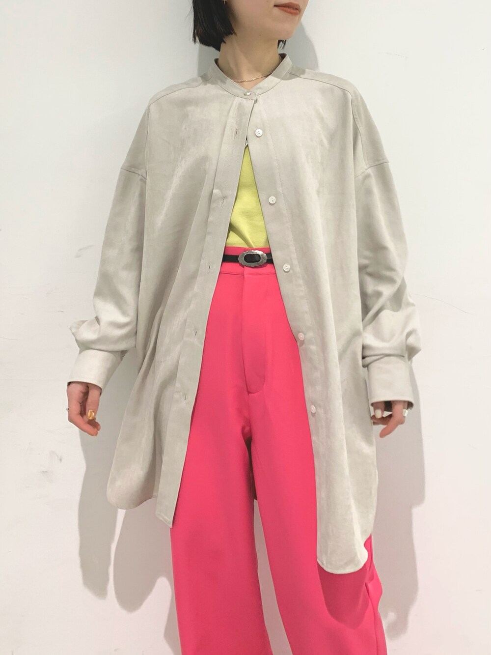 ピンク系のその他パンツ、イエロー系のTシャツ/カットソー、ホワイト系のシャツ/ブラウスを着用したレディースの春コーディネートの4枚目の写真