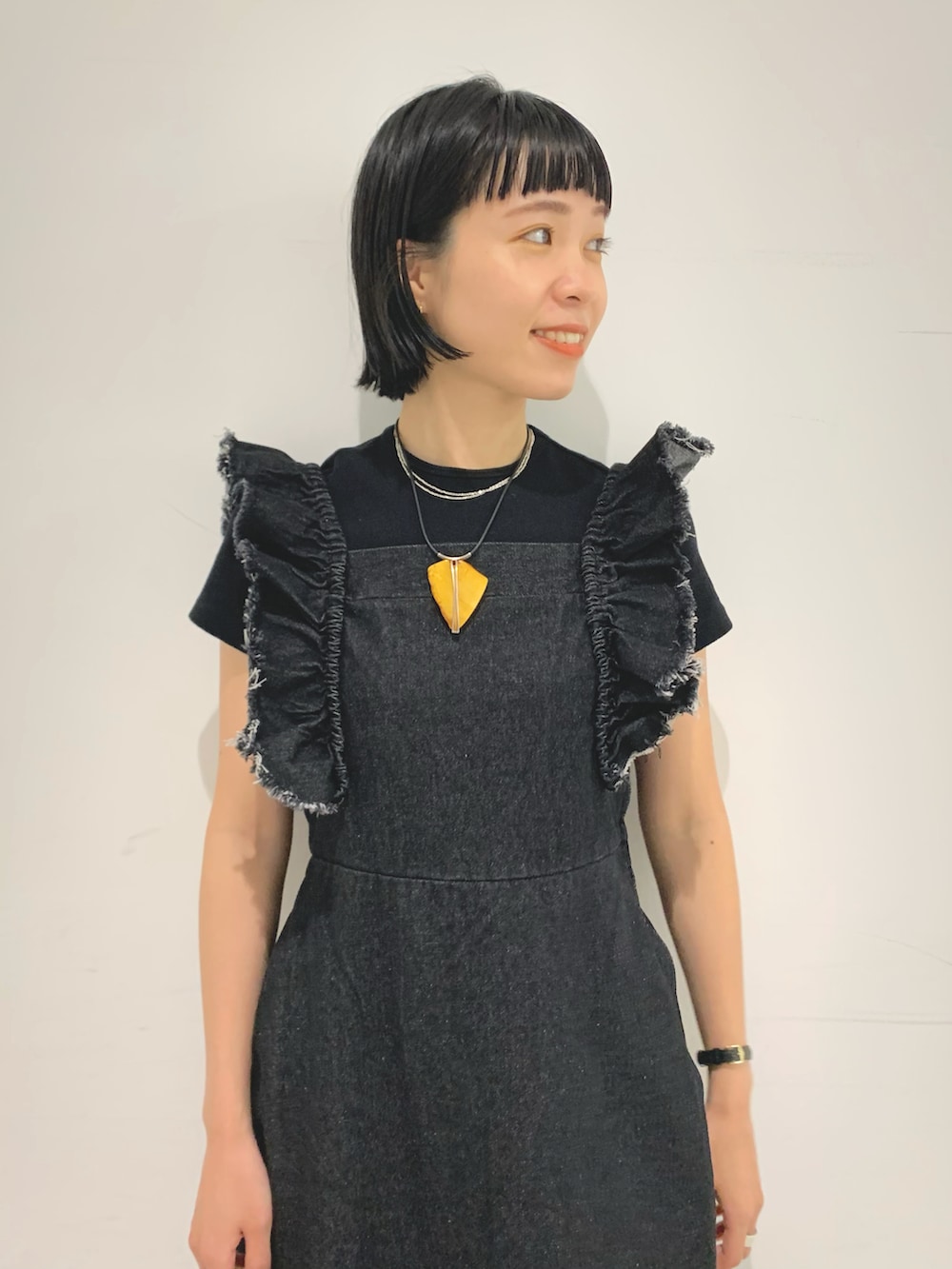 ブラック系のワンピースを着用したレディースの秋コーディネートの2枚目の写真