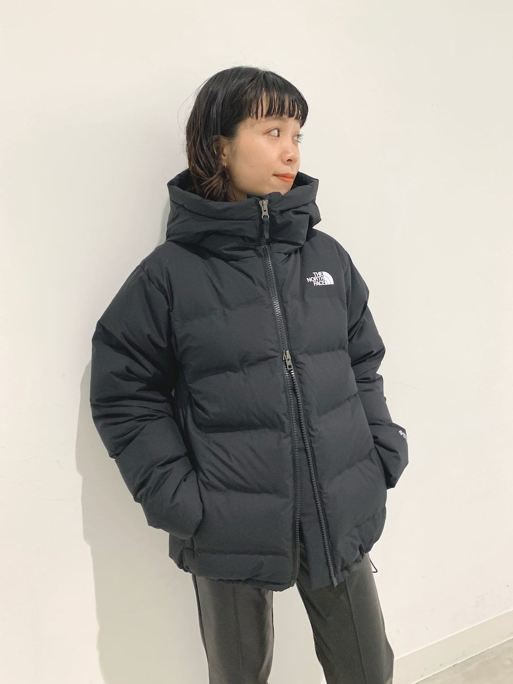 ブラック系のニット/セーター、ブラック系のその他シューズ、ブラック系のその他パンツを着用したレディースの秋コーディネートの3枚目の写真