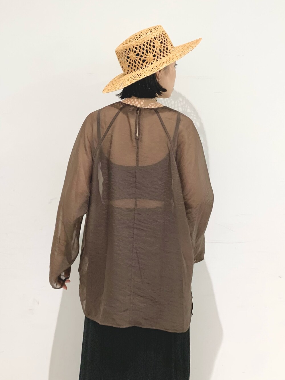 ブラック系のスカート、ブラウン系のシャツ/ブラウスを着用したレディースの夏コーディネートの3枚目の写真