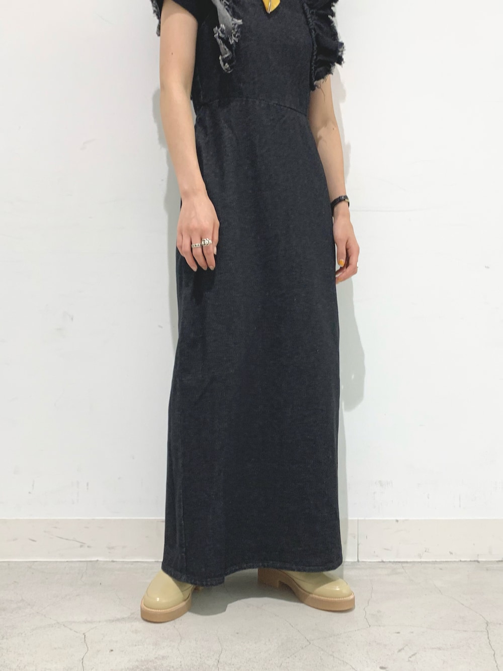 ブラック系のワンピースを着用したレディースの秋コーディネートの5枚目の写真