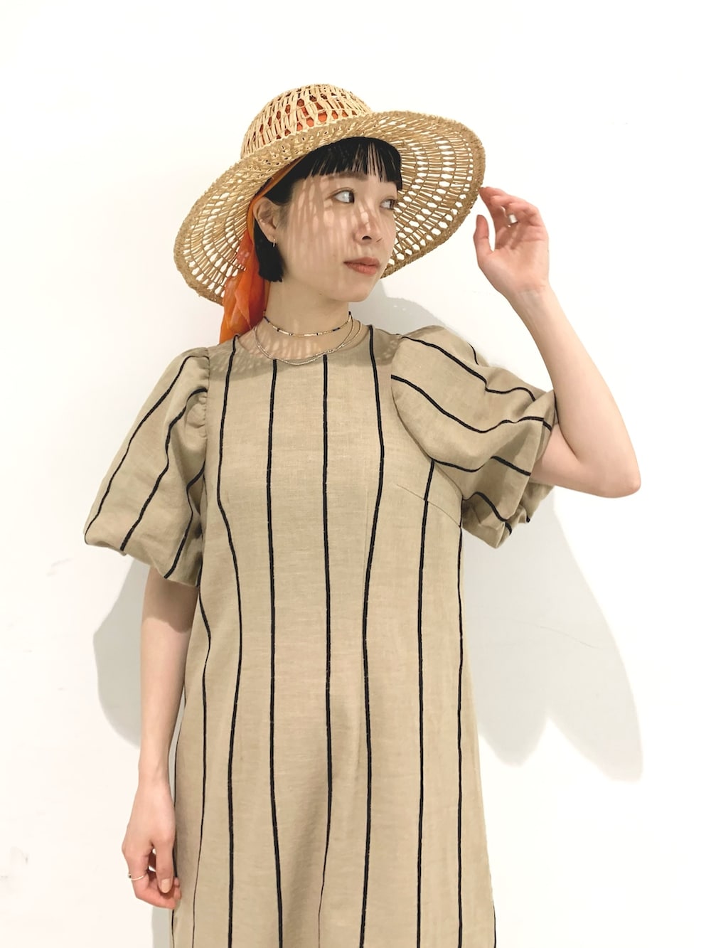 ベージュ系のワンピースを着用したレディースの春コーディネートの3枚目の写真