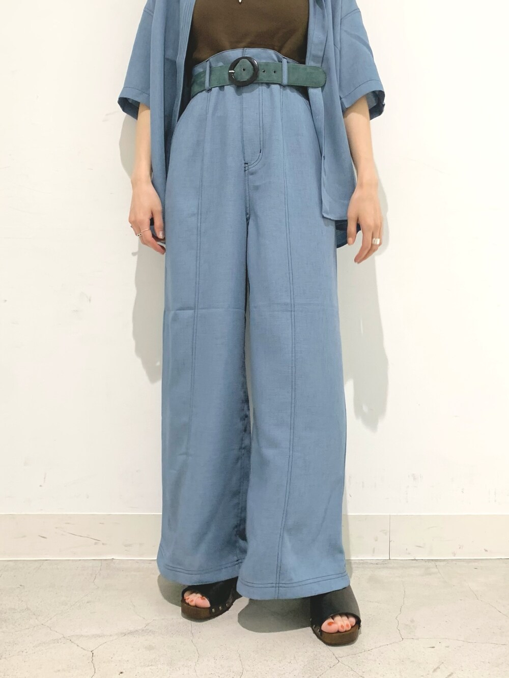 ブルー系のシャツ/ブラウス、ブルー系のその他パンツ、ブラック系のサンダルを着用したレディースの夏コーディネートの5枚目の写真