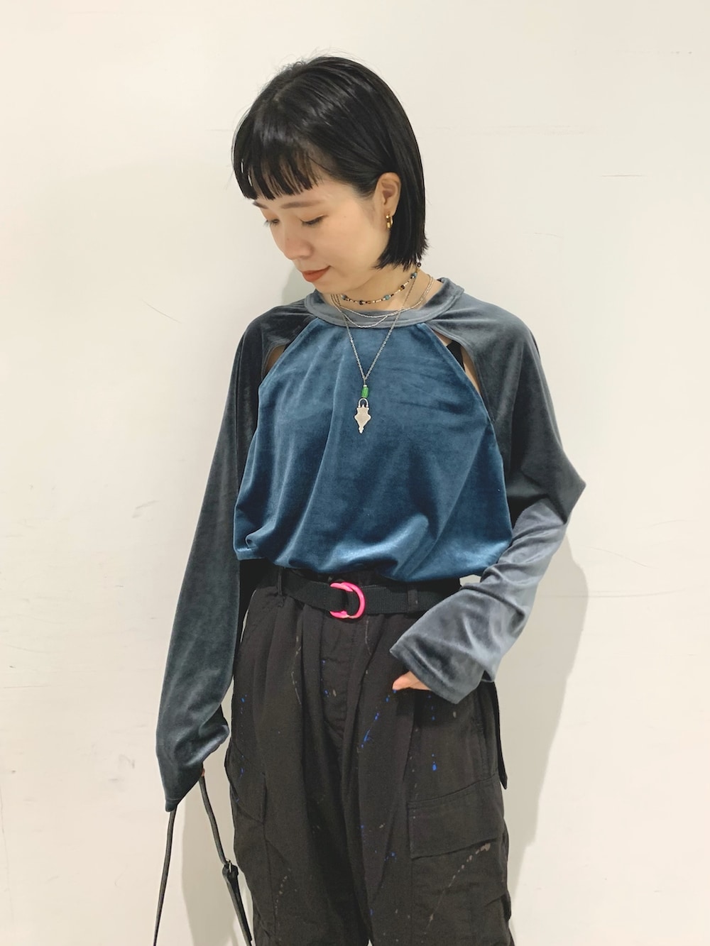 ブルー系のTシャツ/カットソー、ブラック系のその他パンツ、ブラック系のショルダーバッグを着用したレディースの秋コーディネートの2枚目の写真