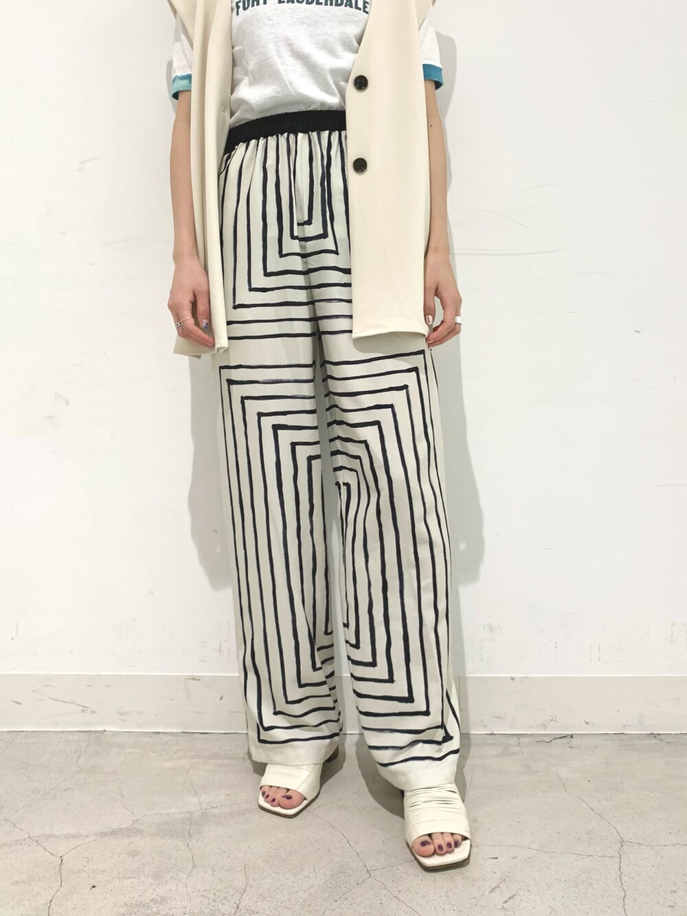 ホワイト系のベスト、ホワイト系のその他パンツを着用したレディースの夏コーディネートの4枚目の写真