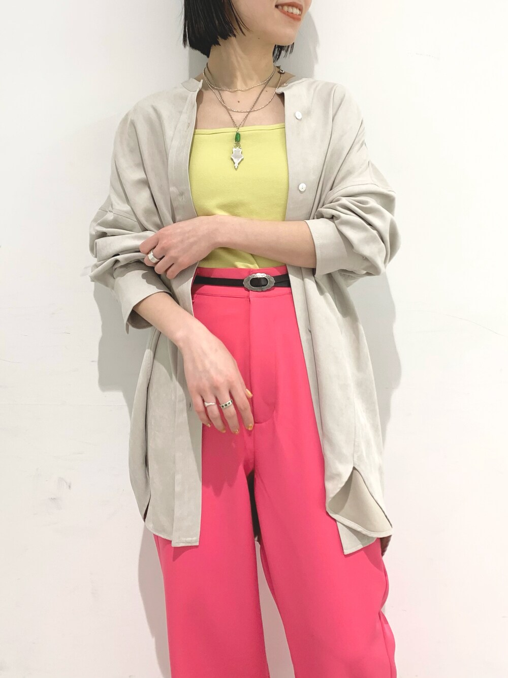 ピンク系のその他パンツ、イエロー系のTシャツ/カットソー、ホワイト系のシャツ/ブラウスを着用したレディースの春コーディネートの3枚目の写真