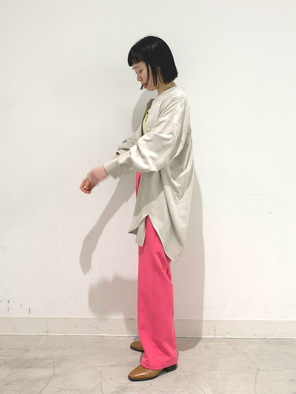 ピンク系のその他パンツ、イエロー系のTシャツ/カットソー、ホワイト系のシャツ/ブラウスを着用したレディースの春コーディネートの2枚目の写真