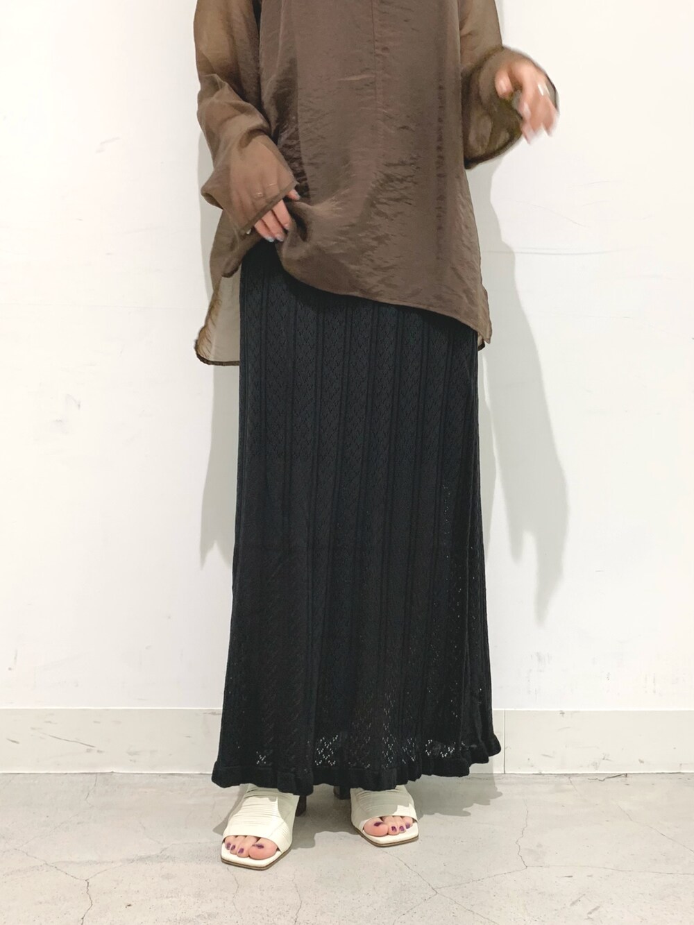 ブラック系のスカート、ブラウン系のシャツ/ブラウスを着用したレディースの夏コーディネートの4枚目の写真