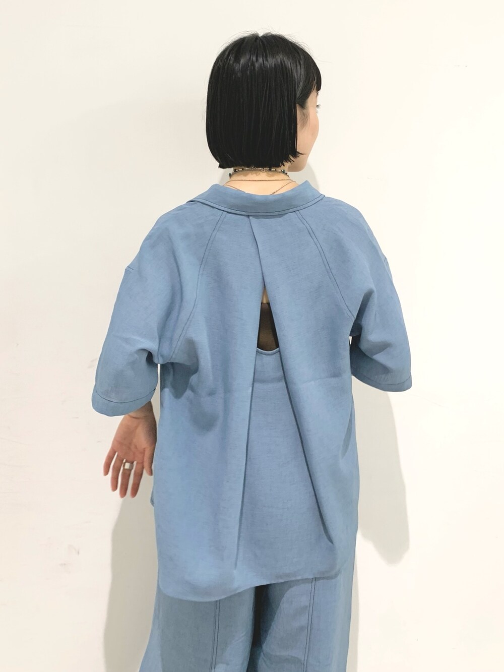 ブルー系のシャツ/ブラウス、ブルー系のその他パンツ、ブラック系のサンダルを着用したレディースの夏コーディネートの4枚目の写真