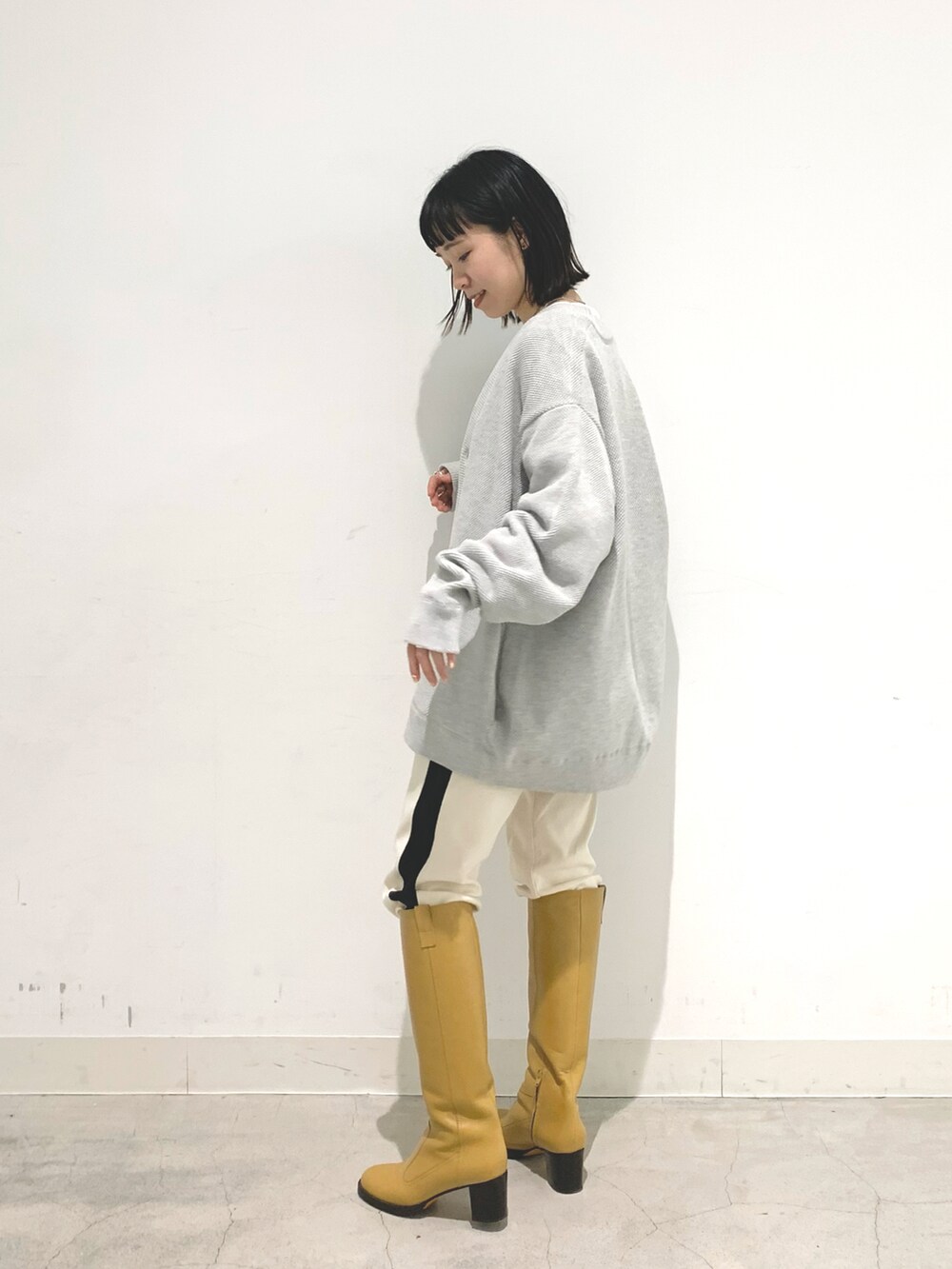 グレー系のカーディガン/ボレロを着用したレディースの冬コーディネートの2枚目の写真