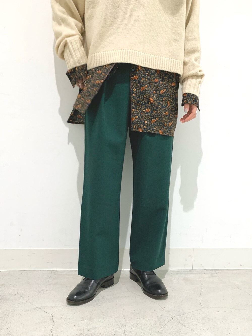 ホワイト系のニット/セーター、グリーン系のスラックス、グリーン系のシャツ/ブラウスを着用したレディースの秋コーディネートの5枚目の写真