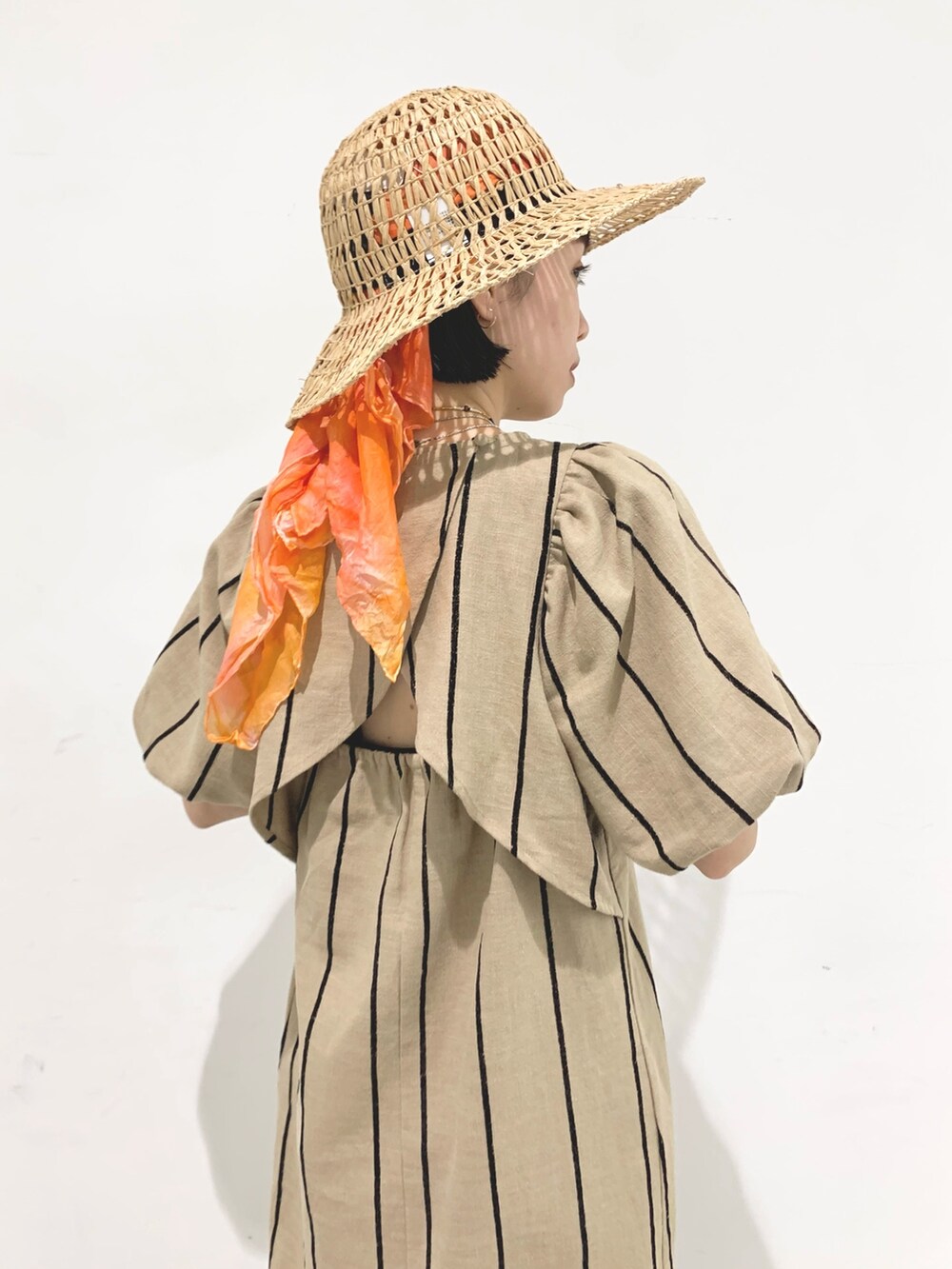 ベージュ系のワンピースを着用したレディースの春コーディネートの4枚目の写真