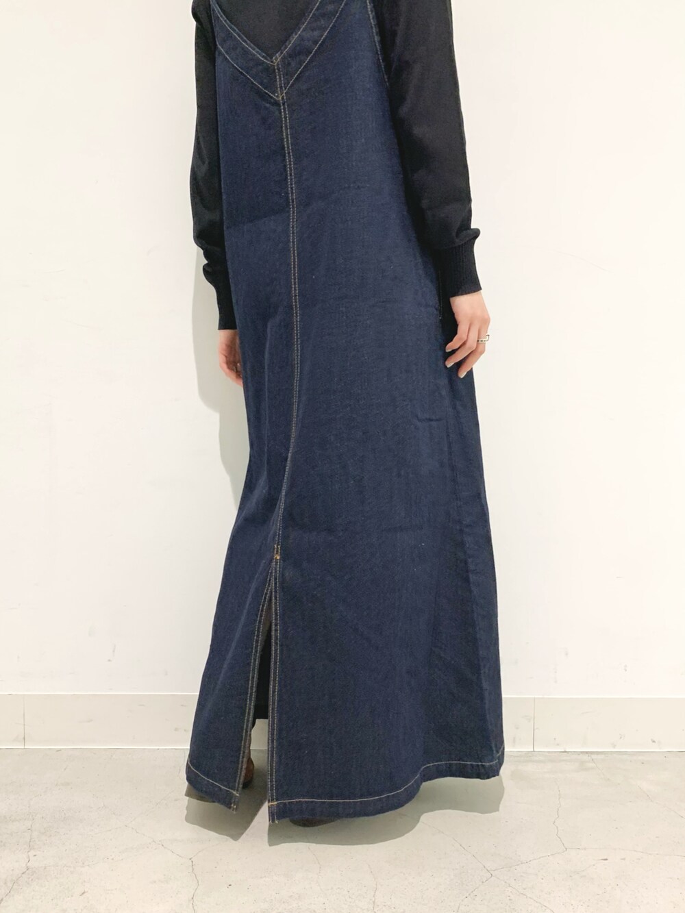 ブルー系のワンピース、ブラック系のポロシャツを着用したレディースの秋コーディネートの5枚目の写真