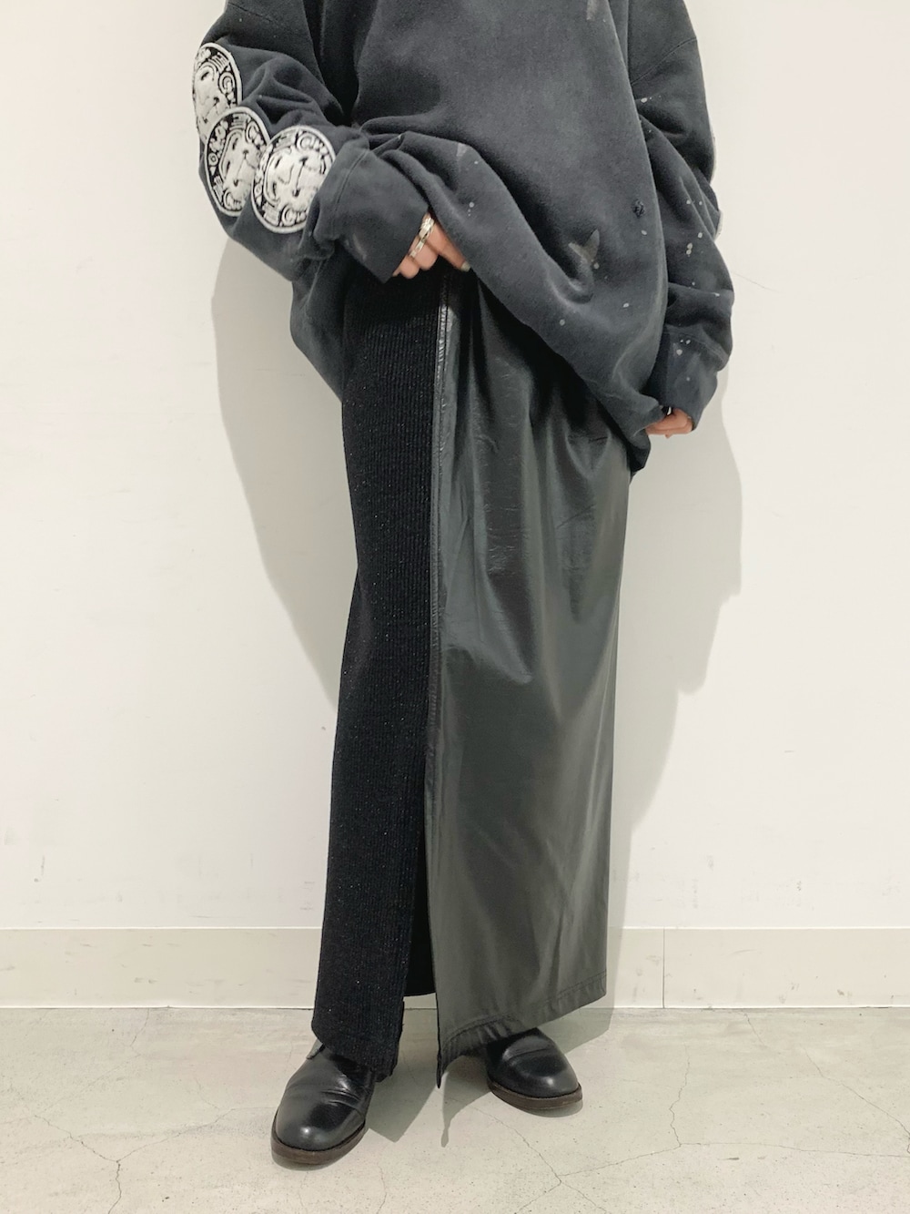 グレー系のショルダーバッグ、ブラック系のスカート、ブラック系のスウェットを着用したレディースの秋コーディネートの4枚目の写真