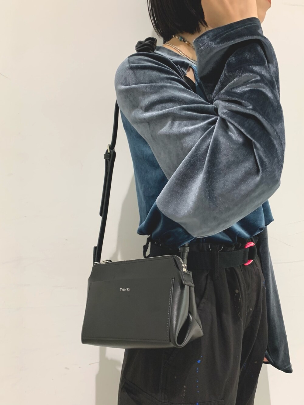 ブルー系のTシャツ/カットソー、ブラック系のその他パンツ、ブラック系のショルダーバッグを着用したレディースの秋コーディネートの4枚目の写真