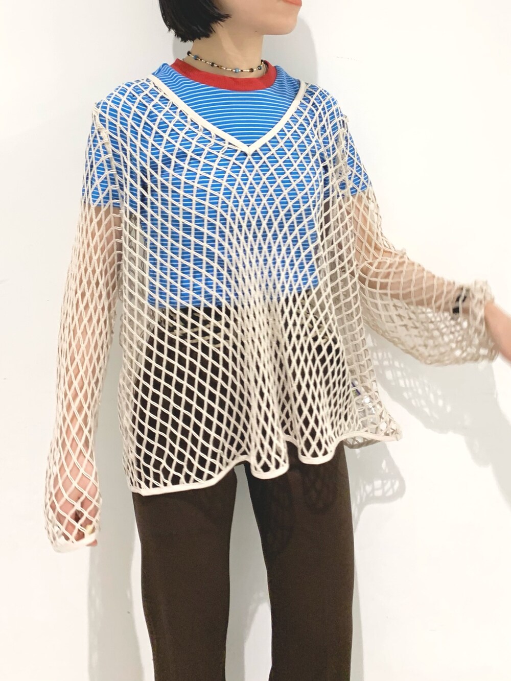 ホワイト系のTシャツ/カットソー、ブルー系のワンピースを着用したレディースの夏コーディネートの3枚目の写真