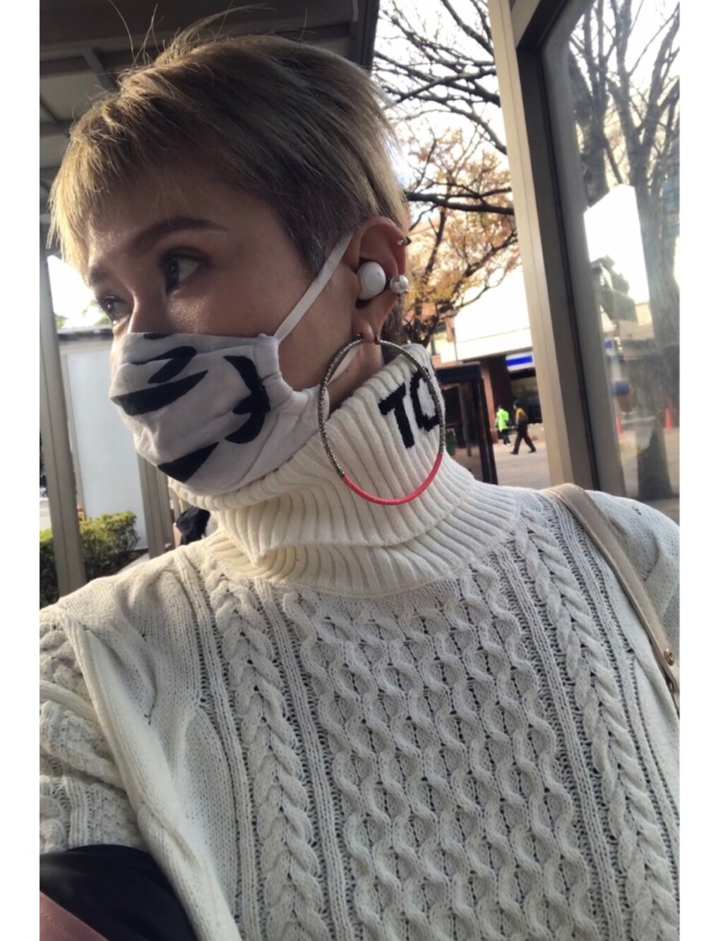 ホワイト系のニット/セーター、ブラウン系のブーツ、ピンク系のスカジャンを着用したレディースの冬コーディネートの2枚目の写真