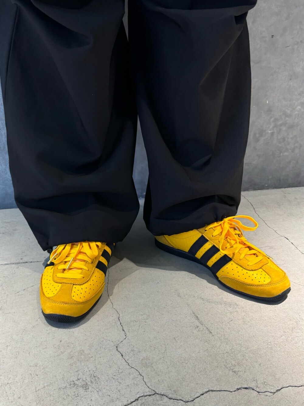 「カーディガン、スニーカー、ニット、ニットカーディガン、adidas、アディダス、adidas originals、アディダスオリジナルス、Japan、ジャパン」｜「adidasのプレミアム カーディガン / アディダスオリジナルス adidas Originals（カーディガン/ボレロ、ブラック系）」を使った、MKさん（メンズ・181cm）の冬コーディネートの3枚目の写真