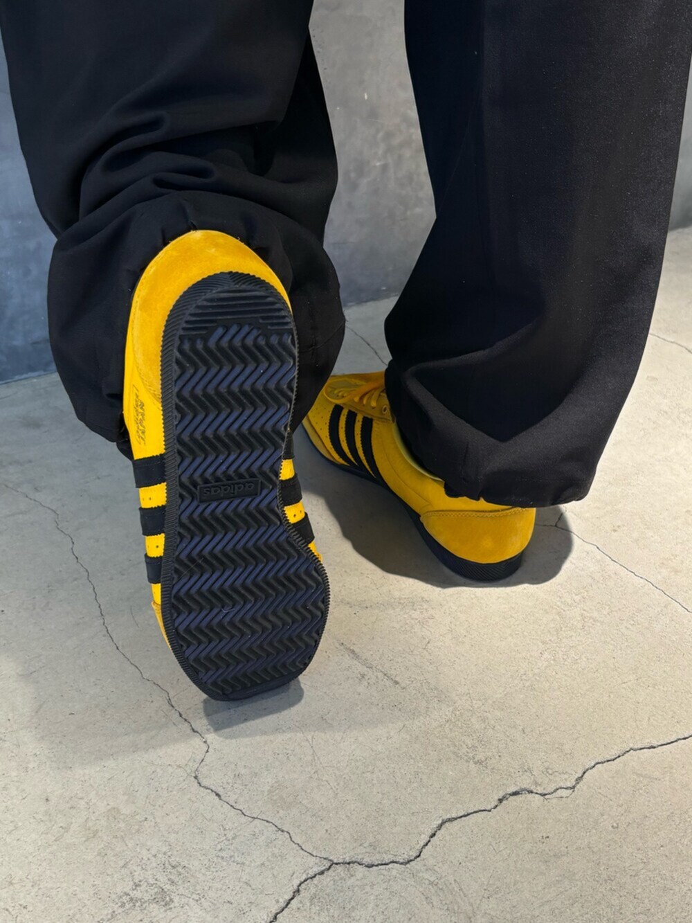 「カーディガン、スニーカー、ニット、ニットカーディガン、adidas、アディダス、adidas originals、アディダスオリジナルス、Japan、ジャパン」｜「adidasのプレミアム カーディガン / アディダスオリジナルス adidas Originals（カーディガン/ボレロ、ブラック系）」を使った、MKさん（メンズ・181cm）の冬コーディネートの4枚目の写真