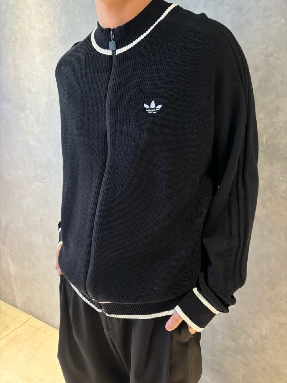「カーディガン、スニーカー、ニット、ニットカーディガン、adidas、アディダス、adidas originals、アディダスオリジナルス、Japan、ジャパン」｜「adidasのプレミアム カーディガン / アディダスオリジナルス adidas Originals（カーディガン/ボレロ、ブラック系）」を使った、MKさん（メンズ・181cm）の冬コーディネートの2枚目の写真