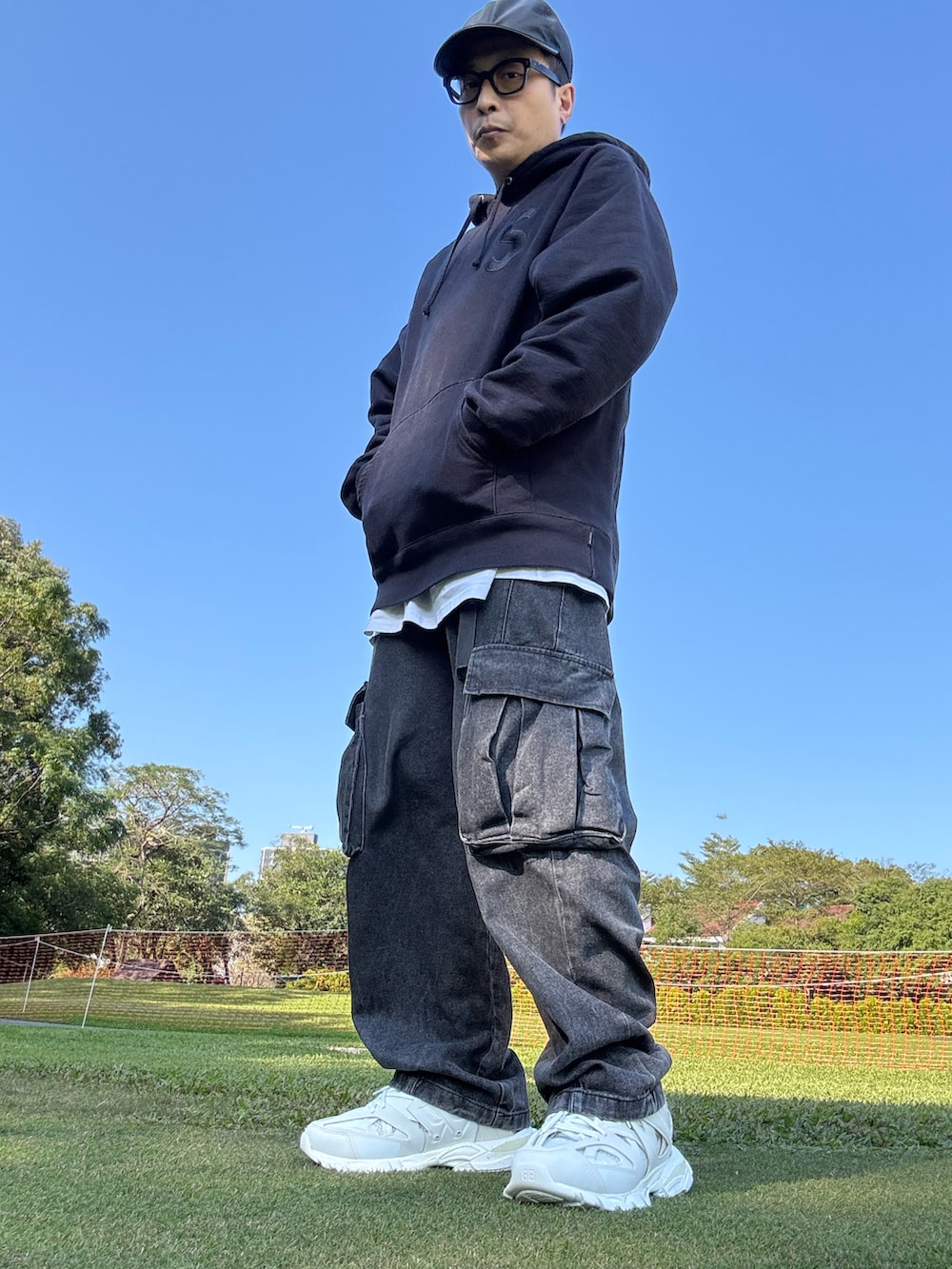 ブラック系のトップス、ホワイト系のスニーカーを着用したメンズの冬コーディネートの2枚目の写真