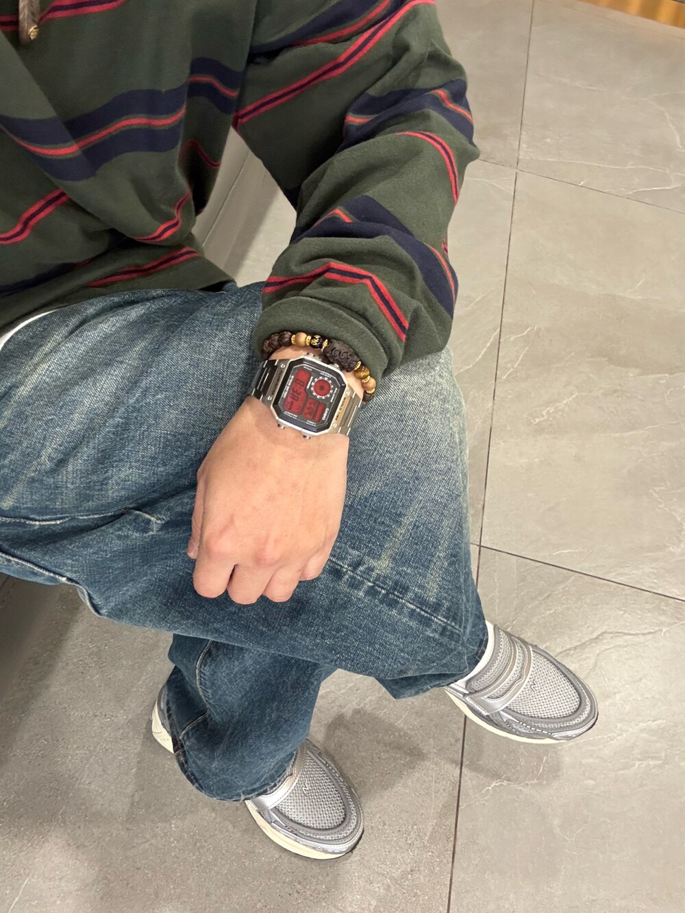 シルバー系のスリッポンを着用したメンズの冬コーディネートの2枚目の写真