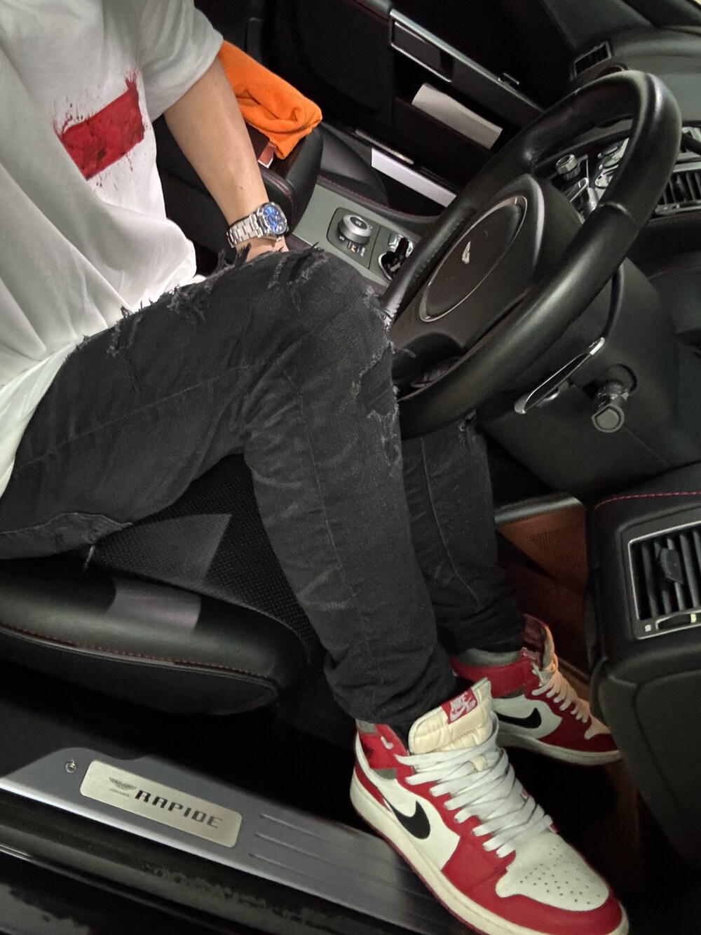 ホワイト系のTシャツ/カットソー、レッド系のスニーカーを着用したメンズの冬コーディネートの2枚目の写真