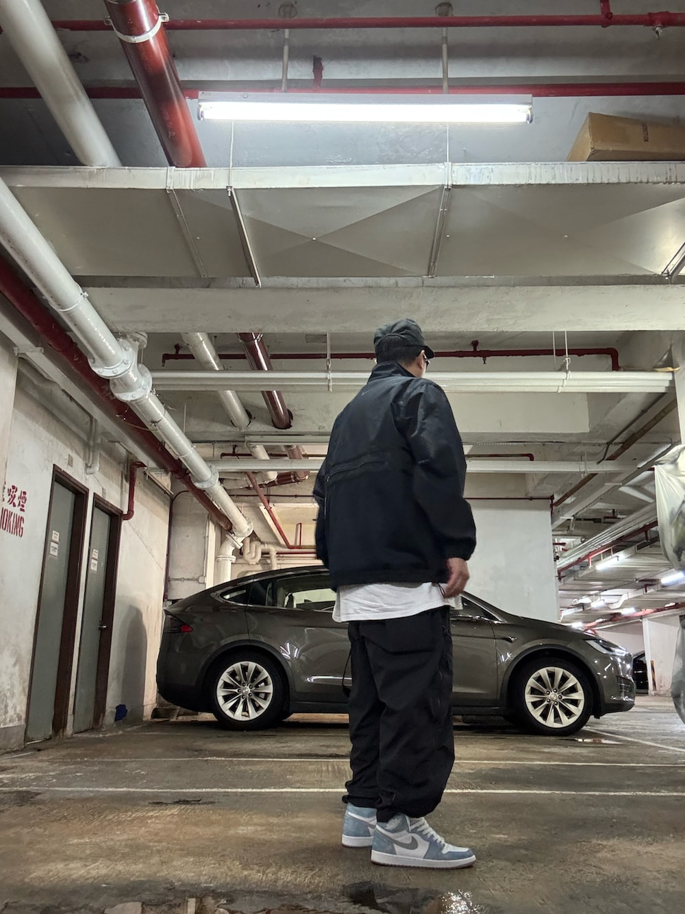 ブラック系のパンツ、ブラック系のスタジャン、ホワイト系のTシャツ/カットソーを着用したメンズの冬コーディネートの2枚目の写真