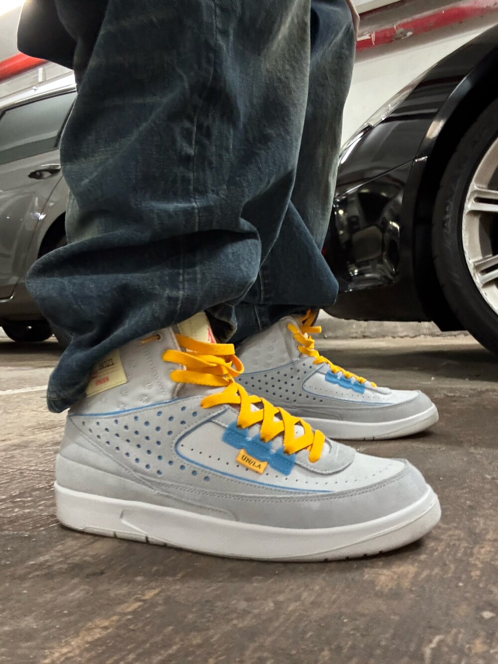 グレー系のスニーカーを着用したメンズの冬コーディネートの2枚目の写真