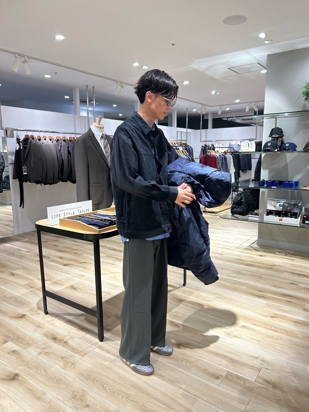 グレー系のその他アウター、ブルー系のシャツ/ブラウス、グレー系のその他パンツを着用したメンズの秋コーディネートの4枚目の写真