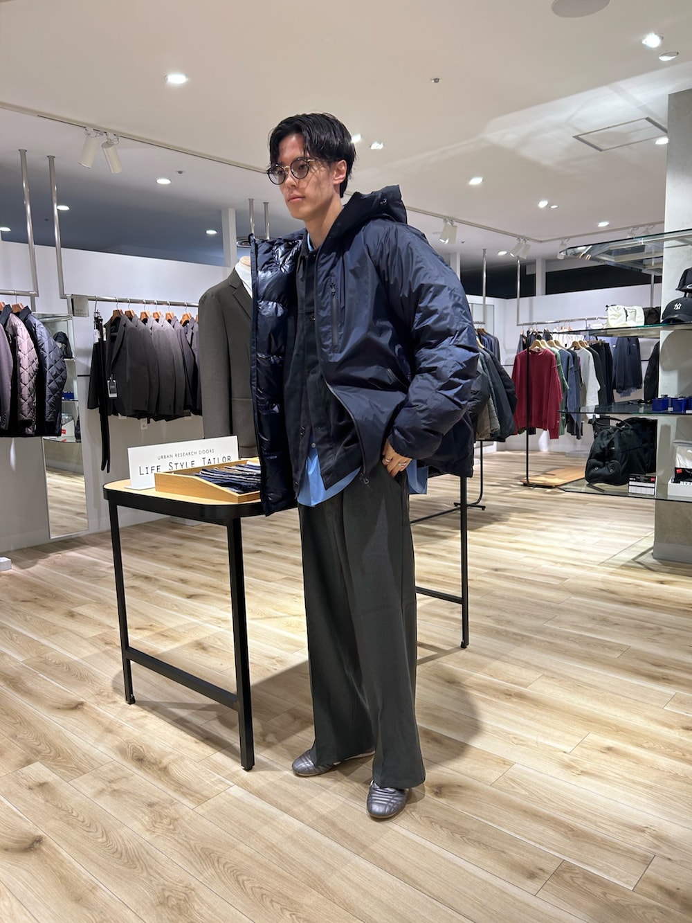 グレー系のその他アウター、ブルー系のシャツ/ブラウス、グレー系のその他パンツを着用したメンズの秋コーディネートの7枚目の写真