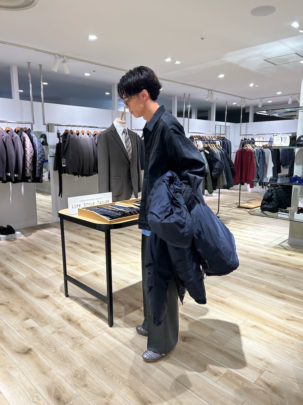 グレー系のその他アウター、ブルー系のシャツ/ブラウス、グレー系のその他パンツを着用したメンズの秋コーディネートの2枚目の写真