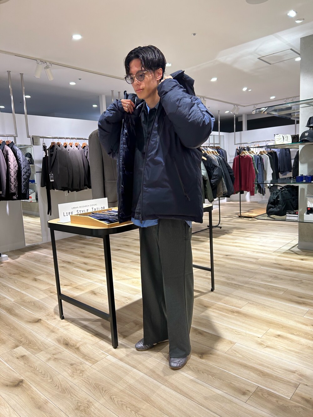 グレー系のその他アウター、ブルー系のシャツ/ブラウス、グレー系のその他パンツを着用したメンズの秋コーディネートの9枚目の写真