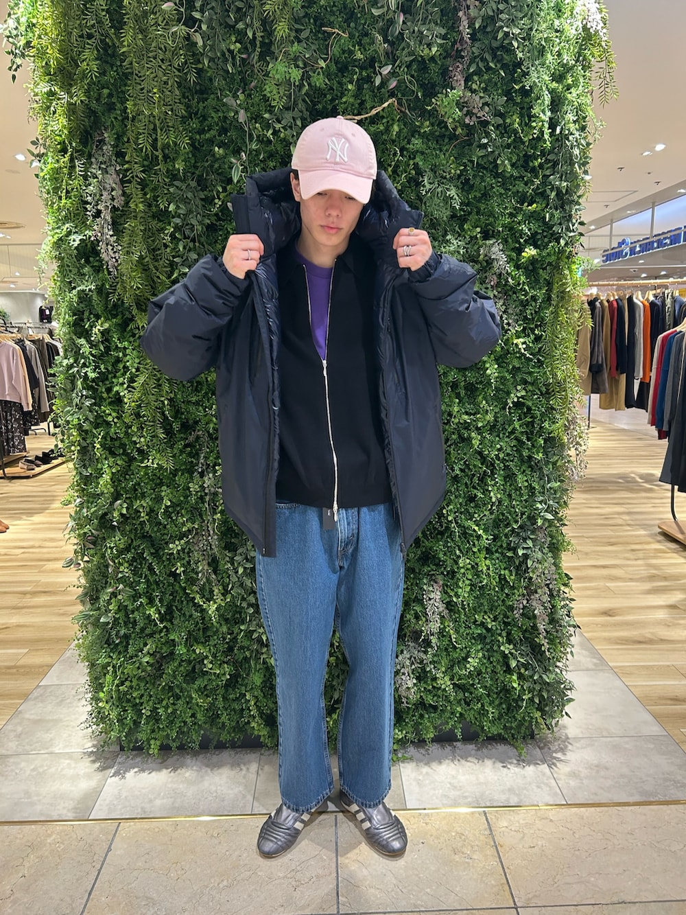 ブルー系のダウンジャケット/コート、ブラック系のカーディガン/ボレロ、パープル系のTシャツ/カットソーを着用したメンズの秋コーディネートの3枚目の写真