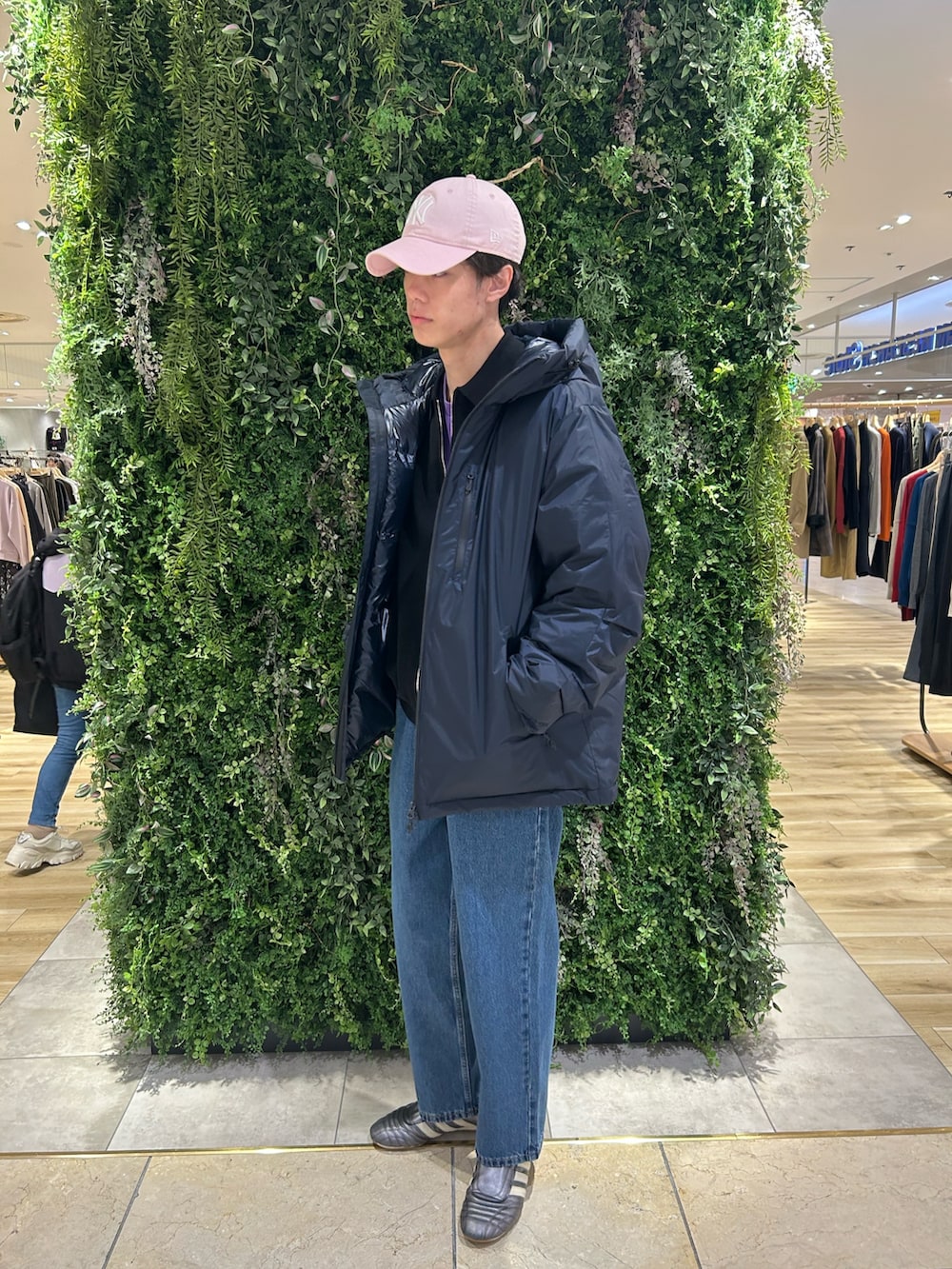 ブルー系のダウンジャケット/コート、ブラック系のカーディガン/ボレロ、パープル系のTシャツ/カットソーを着用したメンズの秋コーディネートの2枚目の写真