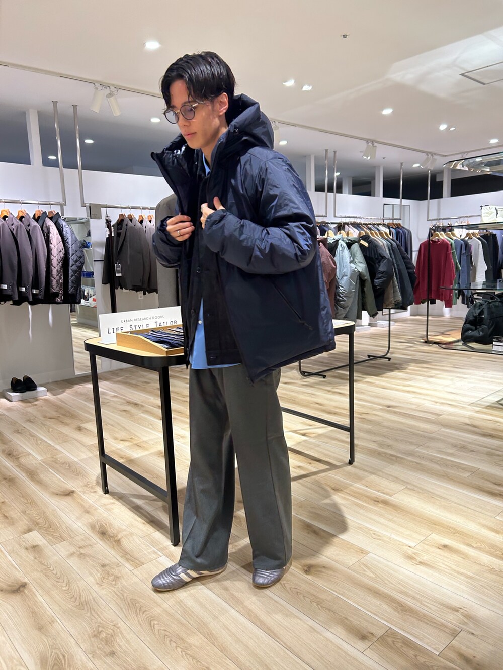 グレー系のその他アウター、ブルー系のシャツ/ブラウス、グレー系のその他パンツを着用したメンズの秋コーディネートの8枚目の写真