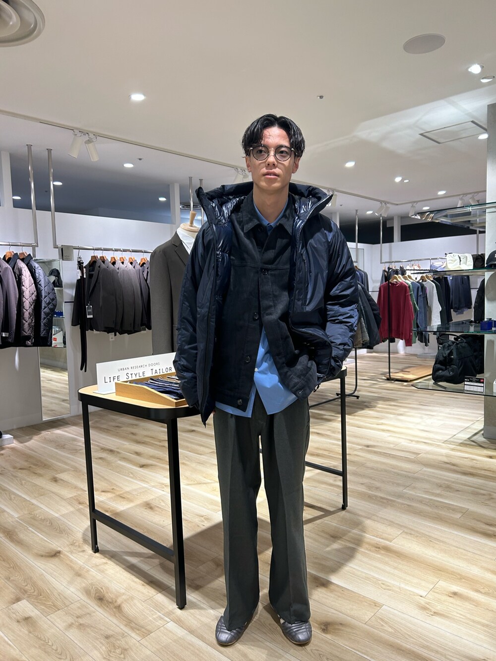 グレー系のその他アウター、ブルー系のシャツ/ブラウス、グレー系のその他パンツを着用したメンズの秋コーディネートの3枚目の写真