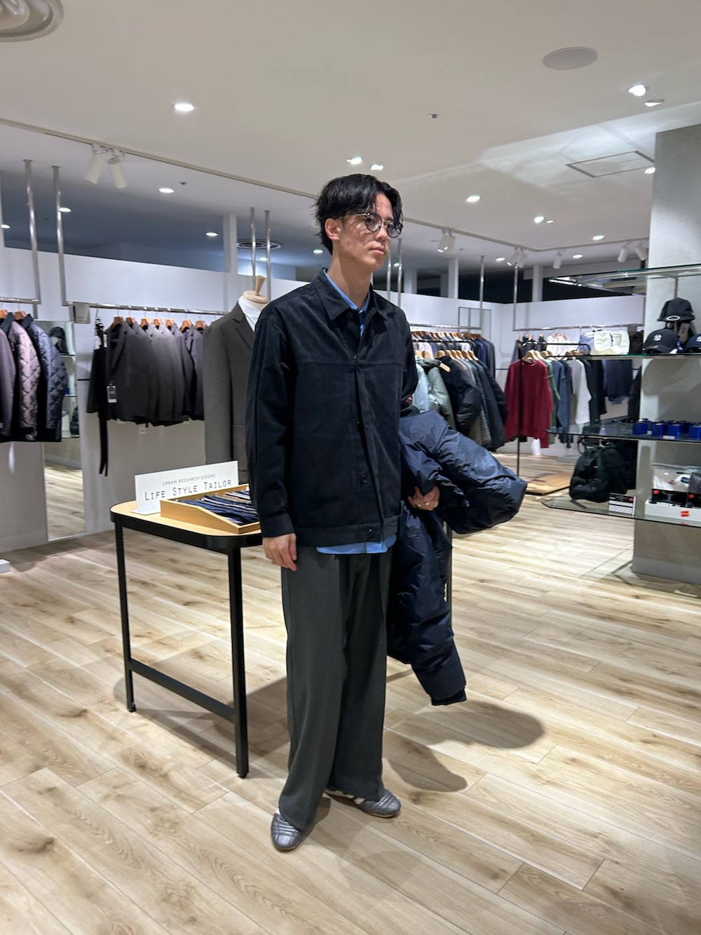 グレー系のその他アウター、ブルー系のシャツ/ブラウス、グレー系のその他パンツを着用したメンズの秋コーディネートの5枚目の写真