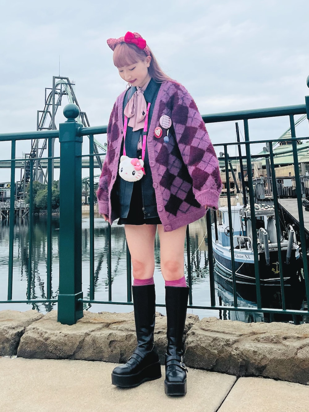 ピンク系のシャツ/ブラウス、ピンク系のカーディガン/ボレロ、ブラック系のジャケット/アウターを着用したレディースの春コーディネートの2枚目の写真